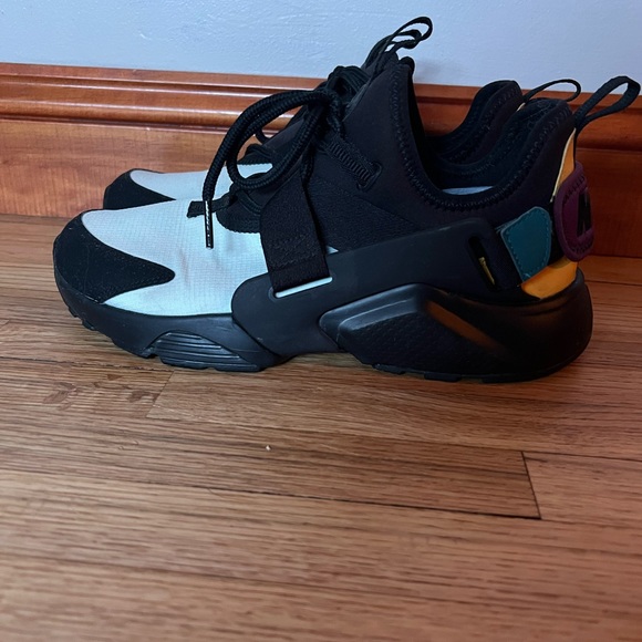 Nike Shoes - Nike Air Huarache City Low size 8